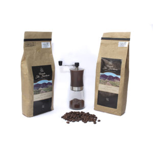 KIT 1 PACOTE CAFÉ TORRADO EM GRÃO 500G E 1 PACOTE DE CAFÉ TORRA CLARA EM GRÃOS 500G + MOEDOR DE CAFÉ