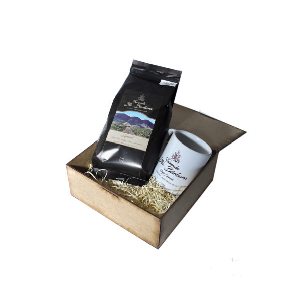 KIT CAIXA DE MADEIRA COM 1 PACOTE DE CAFÉ TORRADO E MOÍDO 500G E CANECA