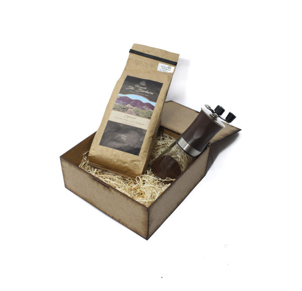 KIT CAIXA DE MADEIRA COM 1 PACOTE DE CAFÉ TORRADO EM GRÃO 500G E MINI MOEDOR DE CAFÉ